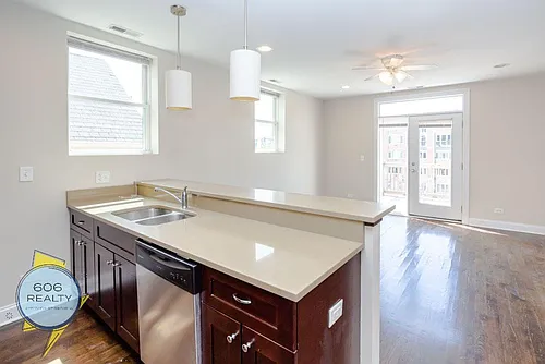 Lincoln Park Renovated Apartments! Photo 1