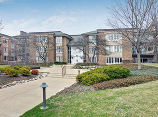 1 Oak Brook Club Dr APT A104, Oak Brook, IL