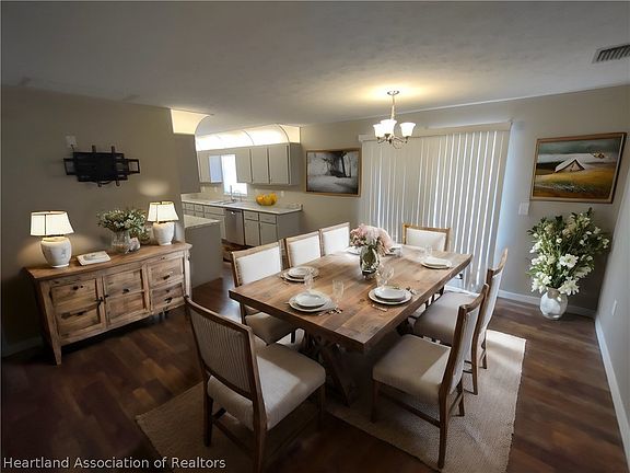 3rd image of 1027 Doral Ave