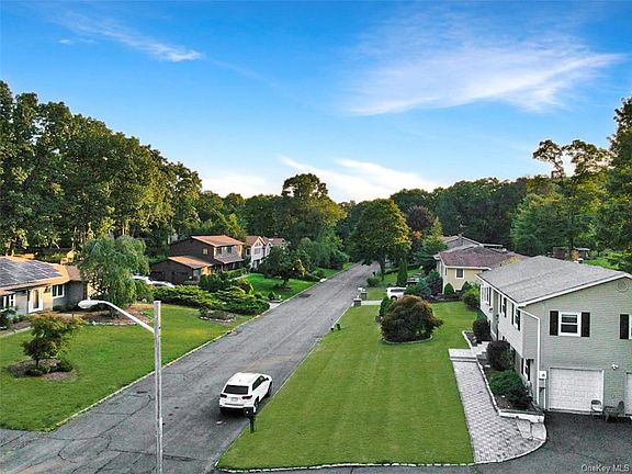 5th image of 27 Palisades Ct