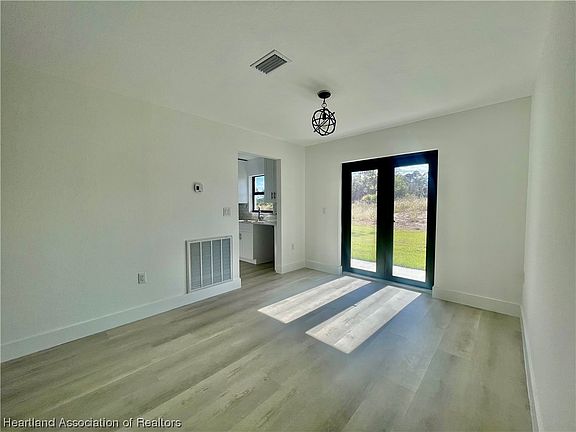 5th image of 257 Joppa Ave