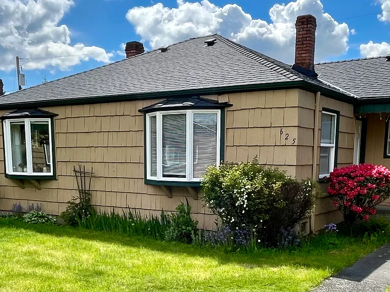 615 Whitworth Ln S — Photo 2