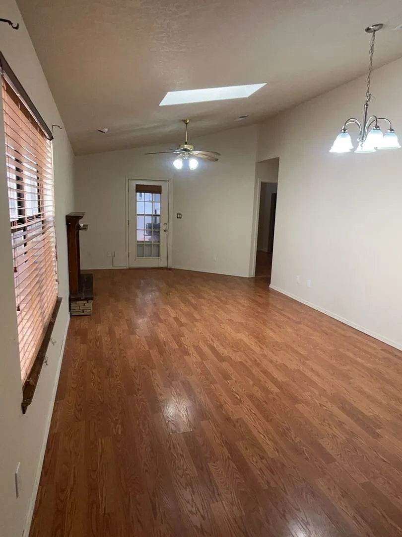 3 Bedroom, 2 Bathroom Home! Schedule a Showing! — Photo 3