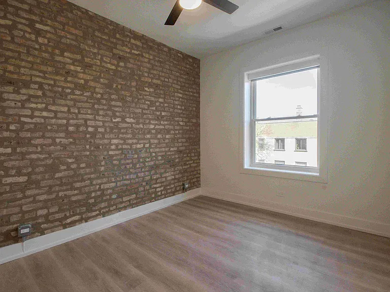 1039 W Byron St #2 — Photo 9