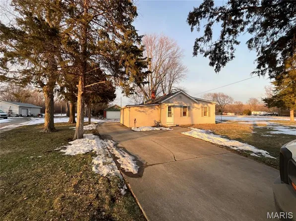 5267 Chain Of Rocks Rd, Edwardsville, IL 62025