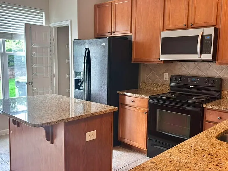 100 Stratford Lakes Dr #105 — Photo 3