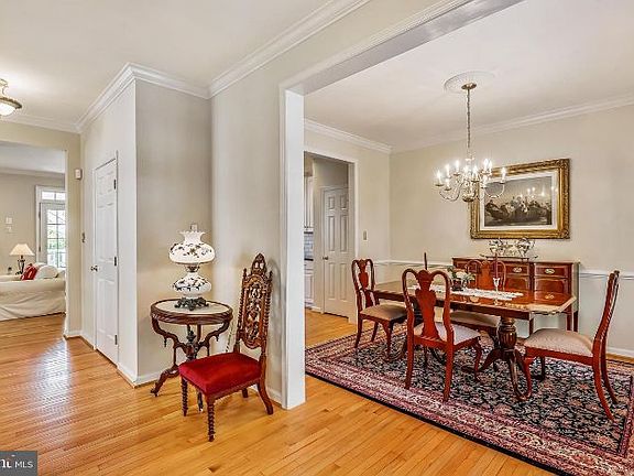 3rd image of 442 Leaning Oak St