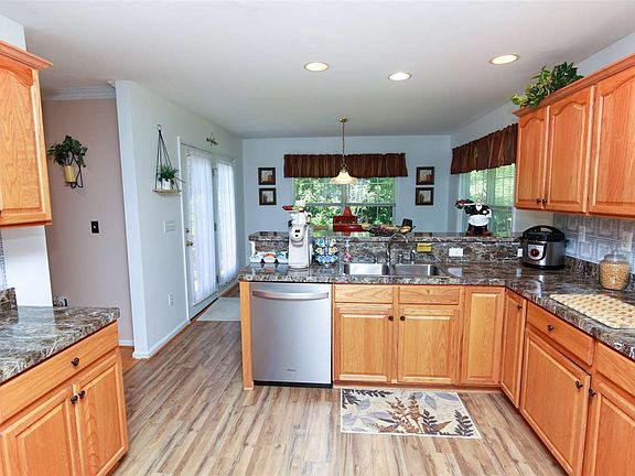 5th image of 454 Jefferson Dr