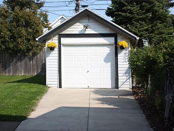 3rd image of 224 E Hazeltine Ave