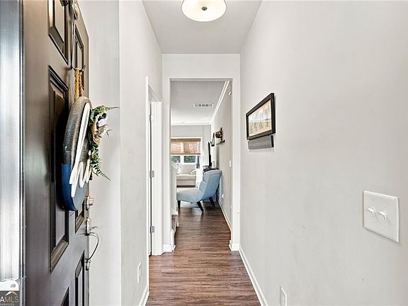 4th image of 823 Ash St