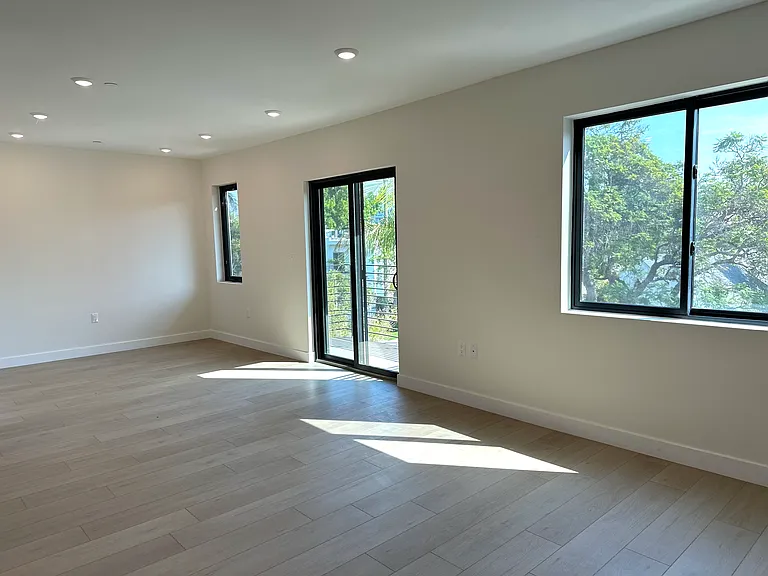 941 N Martel Ave #102 — Photo 57