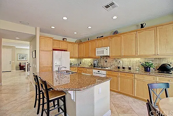 4 bed, 2109 sqft, $6,300 — Photo 4