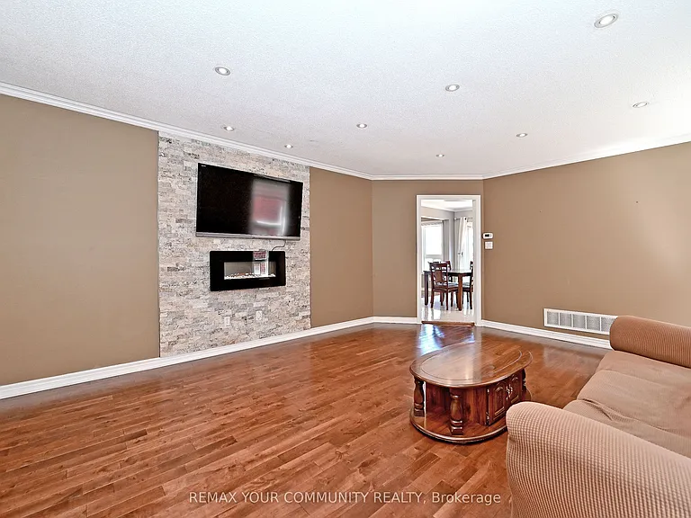 73 Laurendale Ave — Photo 6