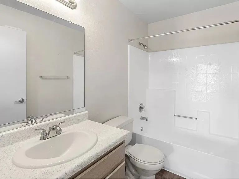 La Regencia Apartments — Photo 46