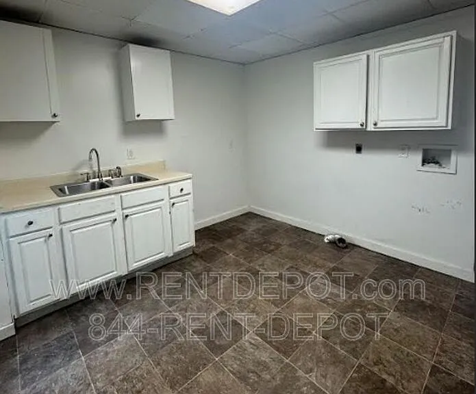 1329 E Illinois St — Photo 5