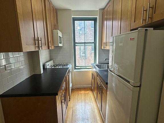 5th image of 528 E 79th St APT 5G