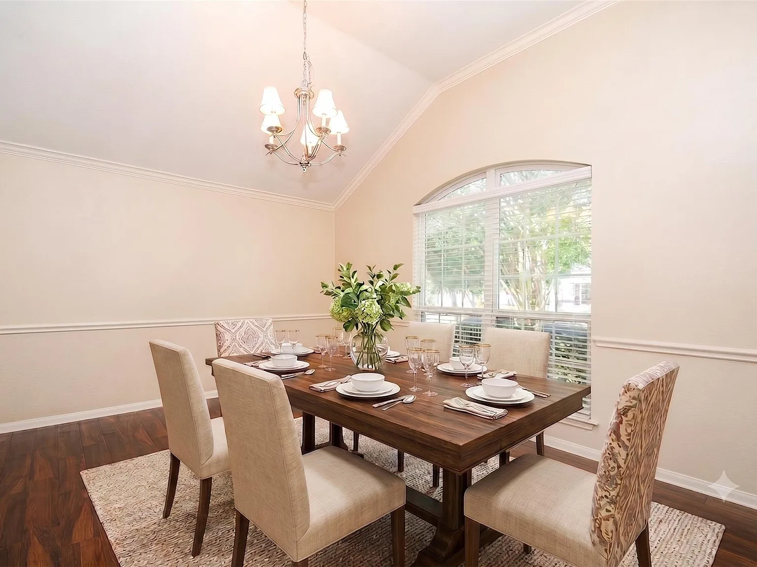 4 bed, 2.0 bath, 2151 sqft, $2,350 — Photo 2