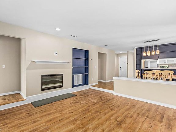 3rd image of 233 Oakwood Ct