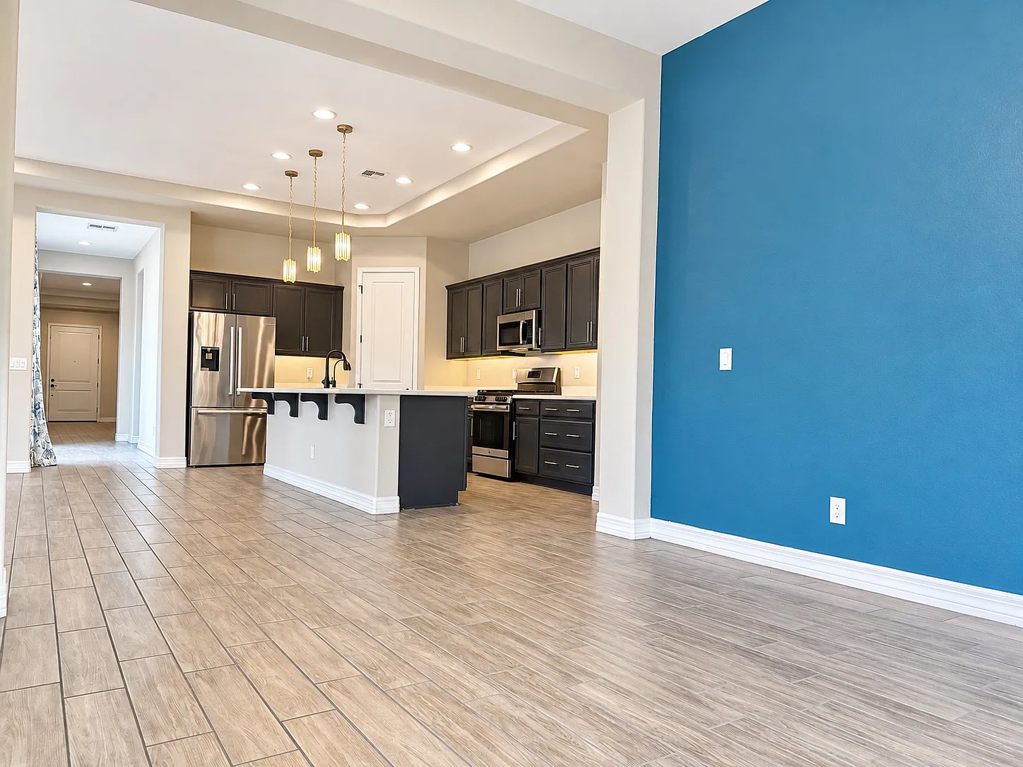 4 bed, 2487 sqft, $3,200 — Photo 3