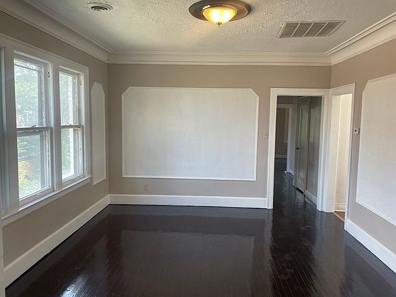 4th image of 2707 Leslie St
