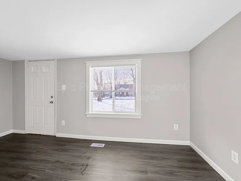 21930 Elroy Ave — Photo 6