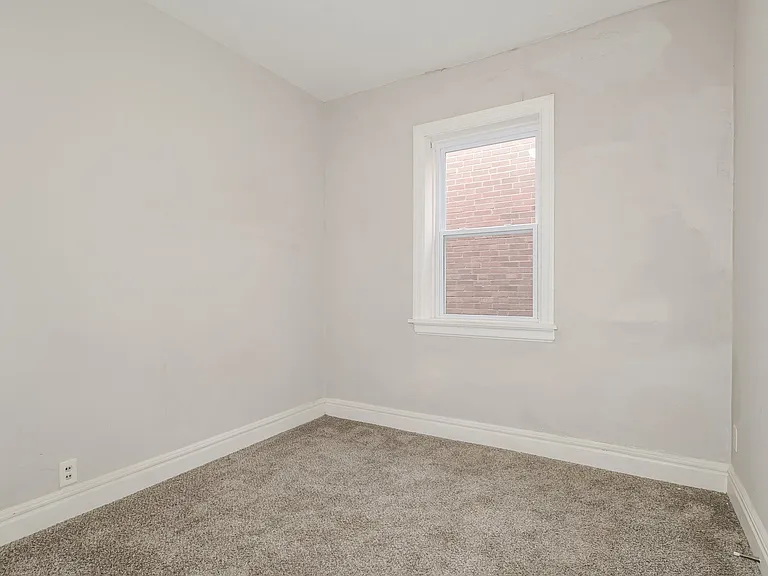 596178_026_bedroom_13579517.jpg