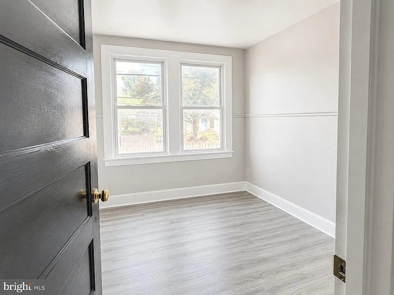 994 Carver St — Photo 2