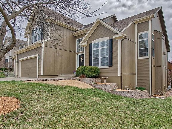 2nd image of 3040 SW Saddlewood Dr