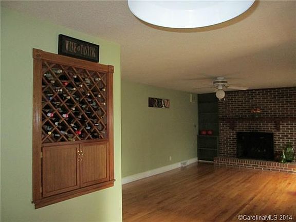 4th image of 165 Briarwood Dr