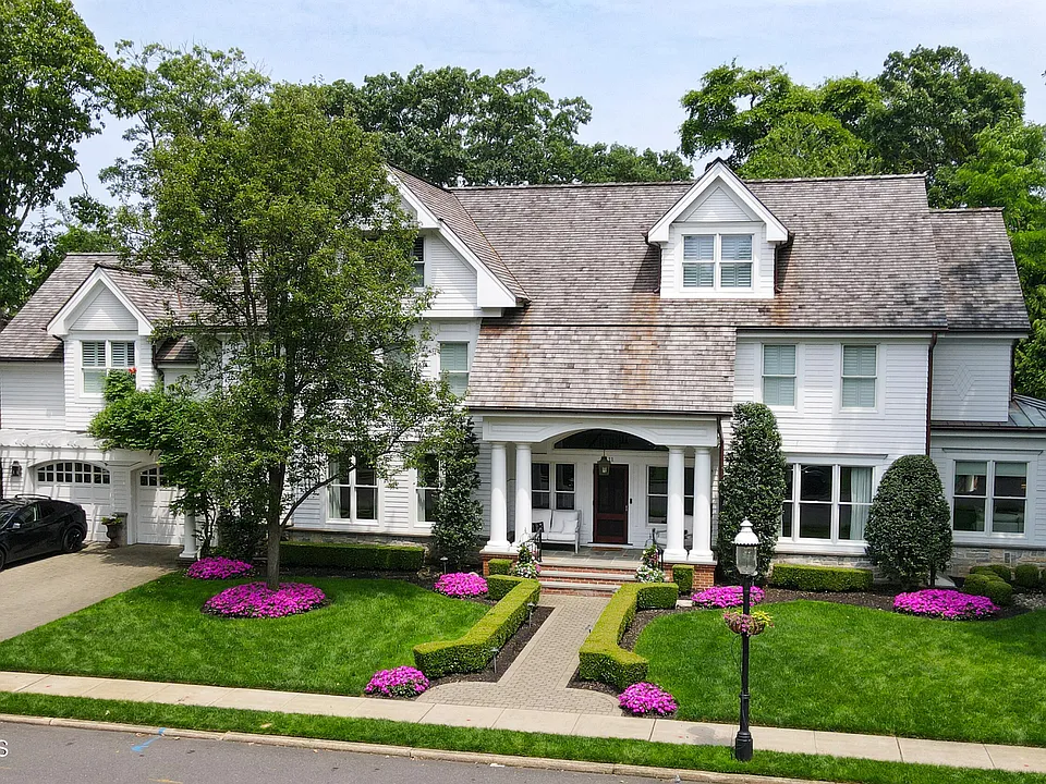 11 Red Oak Dr