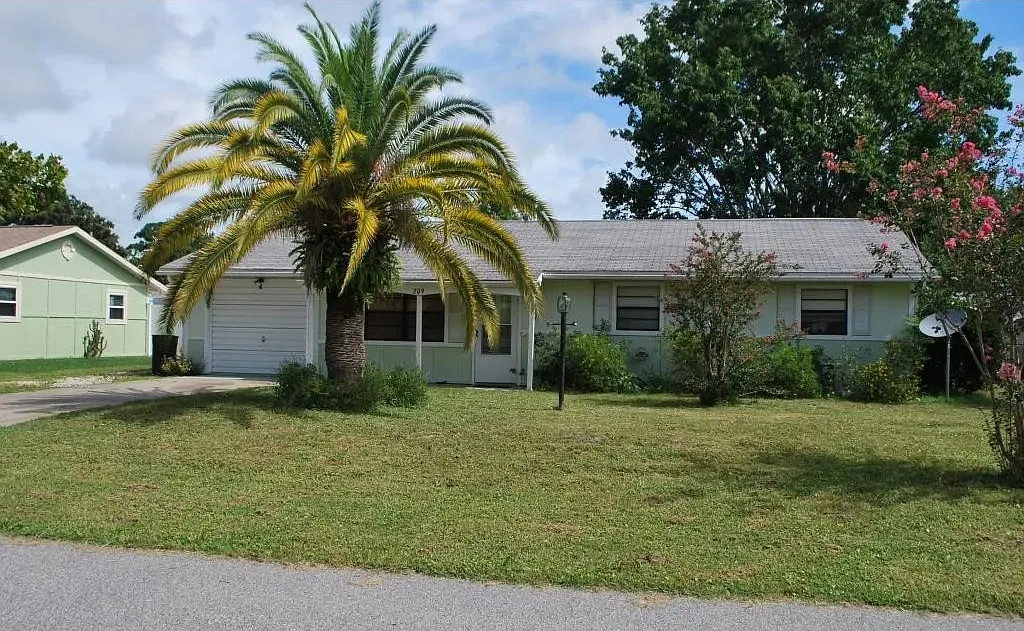 3 bed, 1080 sqft, $1,900 — Photo 1