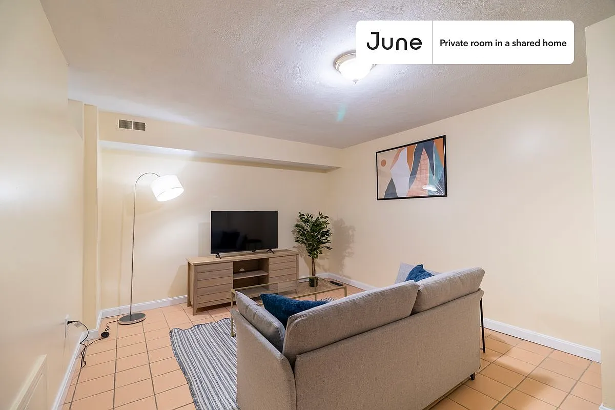 Queen bedroom in 3 bed/2 bath home in East Boston #1849 C — Photo 3