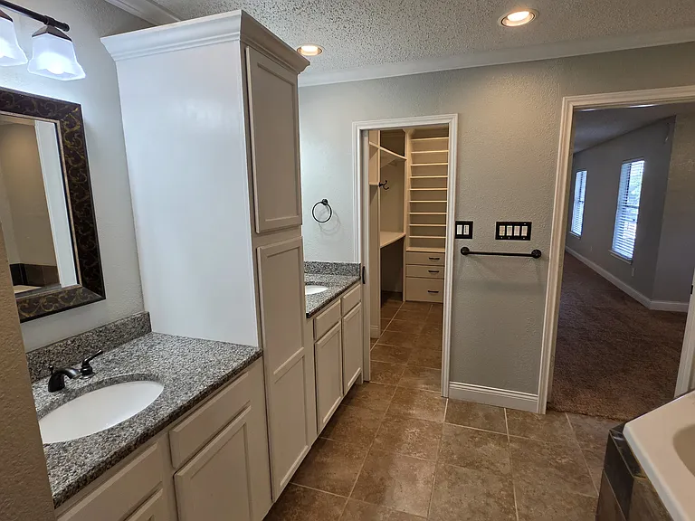 6511 White Oaks Ln — Photo 25