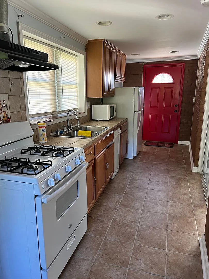 1 Bedroom Apartment For Rent — Photo 3
