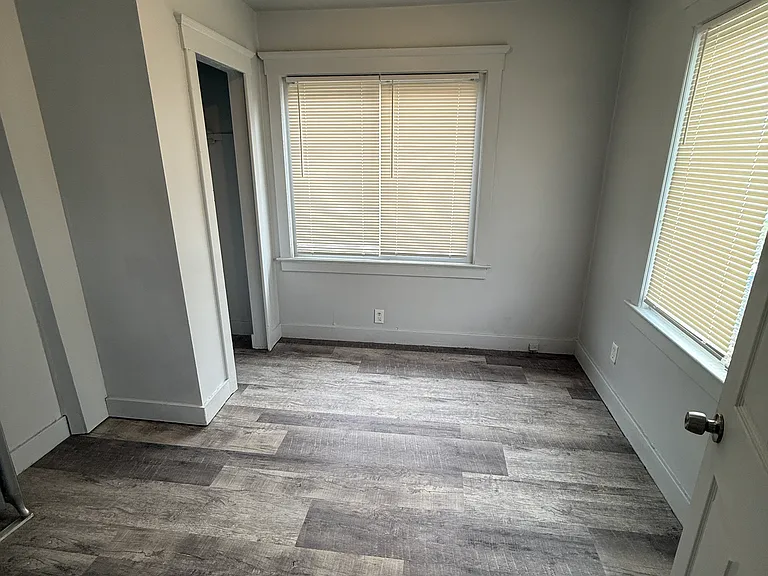 Chandler Ave — Photo 24