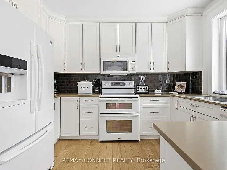 60 Woodbury Rd — Photo 18