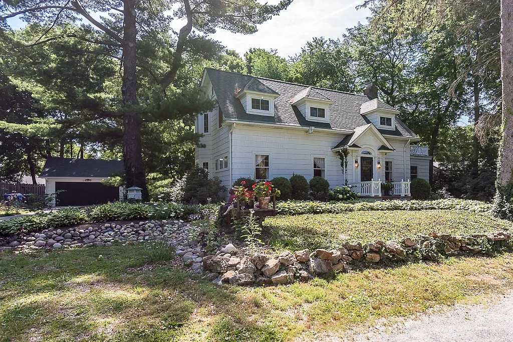 1370 Crestline Ct photo 1