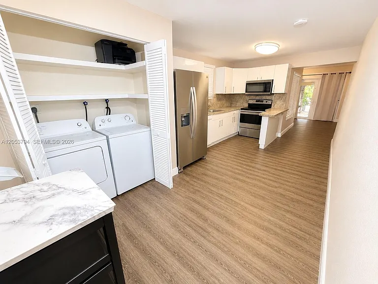 985 SW 10th St #3 — Photo 4