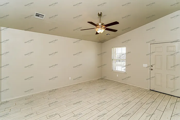 3 bed, 2.0 bath, 1148 sqft, $1,645 — Photo 3