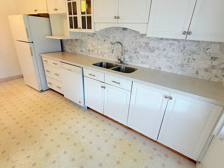 481 Hounslow Ave — Photo 5