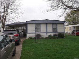 1096 Creekside Dr, Derby, NY 14047