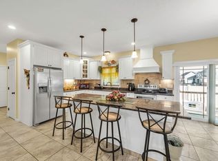 18 Elaine Cir, Springfield, MA 01109