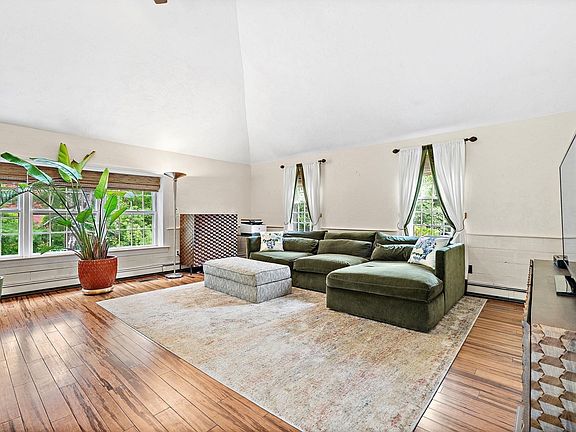 4th image of 821 Concord Rd