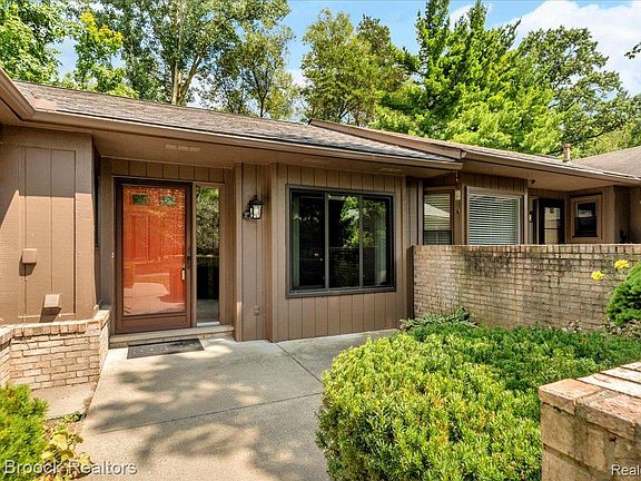 4th image of 1032 Oak Pointe Dr