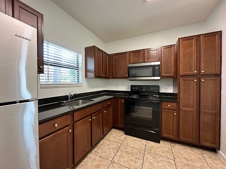 1035 NE 10th Ave — Photo 11