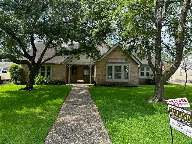 4 bed, 2.0 bath, 2203 sqft, $2,500 — Photo 2