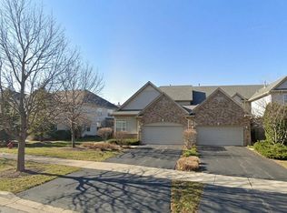 28 Oak Creek Ct, North Aurora, IL