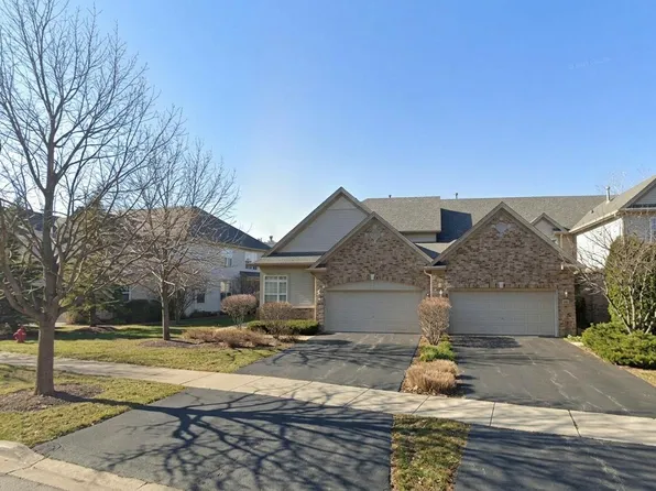 28 Oak Creek Ct, North Aurora, IL 60542