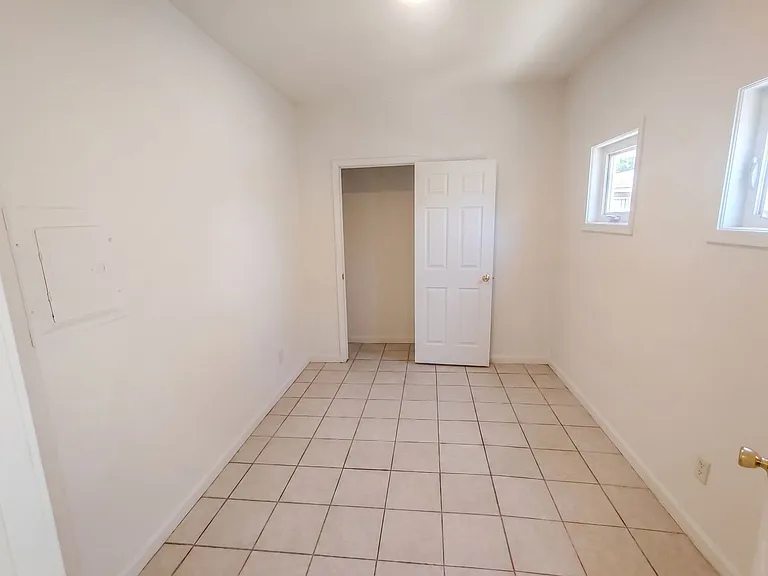 6105 Bromley Ave — Photo 8