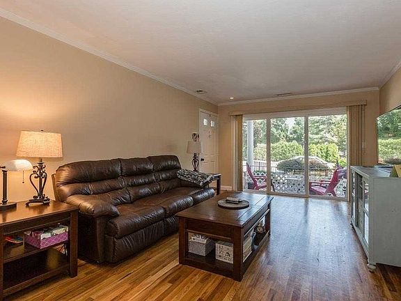 3rd image of 130 Santa Barbara Dr
